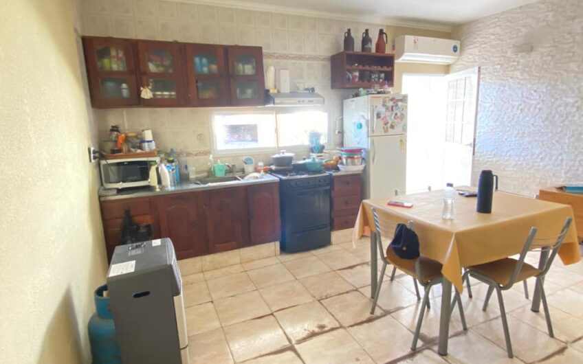 Casa en Venta con Patio y Parrilla – Gdor. Castro