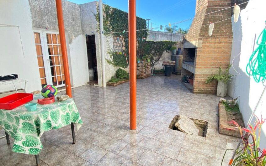 Casa en Venta con Patio y Parrilla – Gdor. Castro