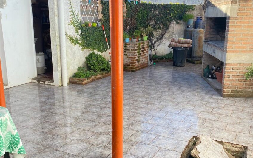 Casa en Venta con Patio y Parrilla – Gdor. Castro