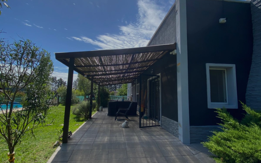 Casa en venta con pileta – Pago chico