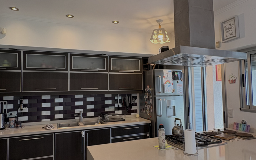 Casa en venta con pileta – Dipietri 1155