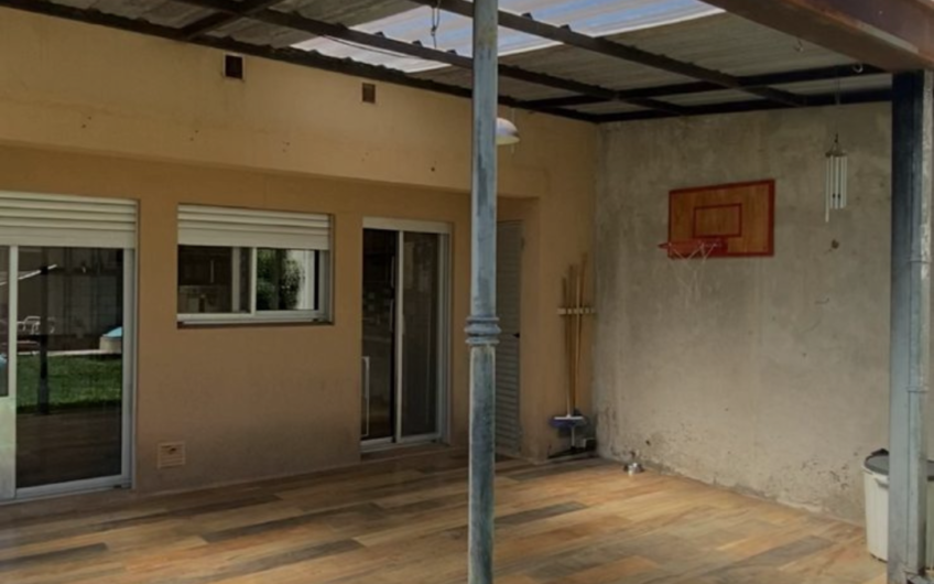 Casa en venta con pileta – Dipietri 1155