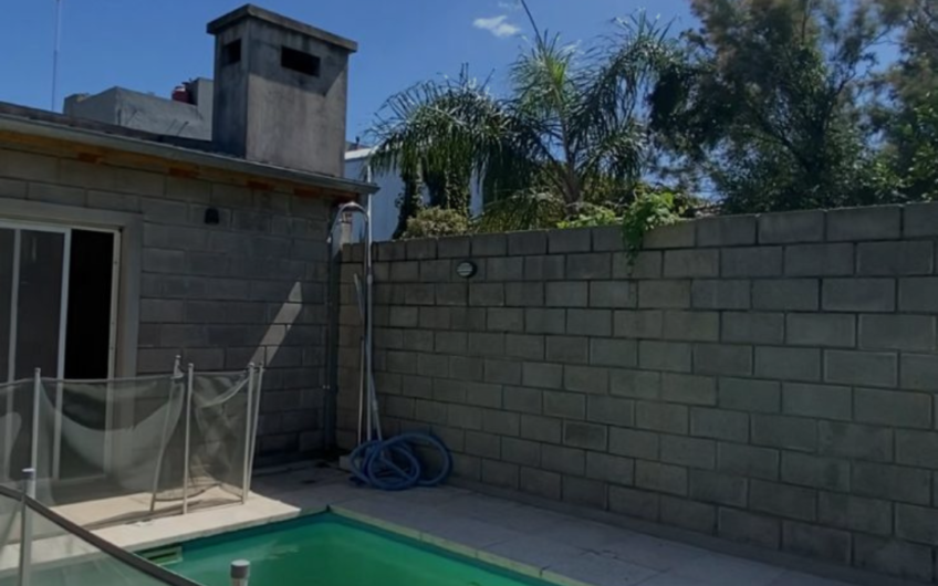 Casa en venta con pileta – Dipietri 1155