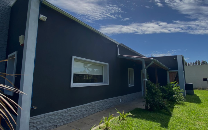 Casa en venta con pileta – Pago chico