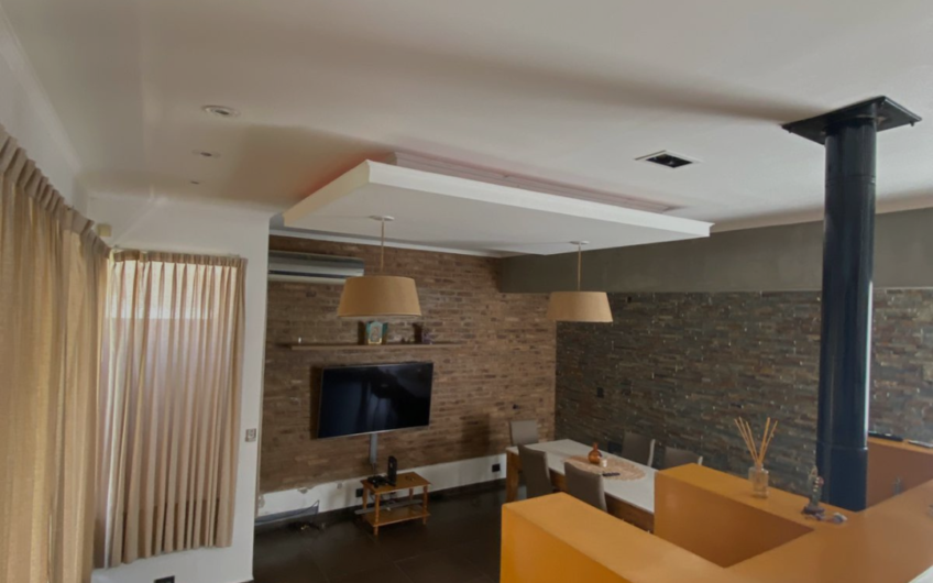 Casa en venta con pileta – Dipietri 1155