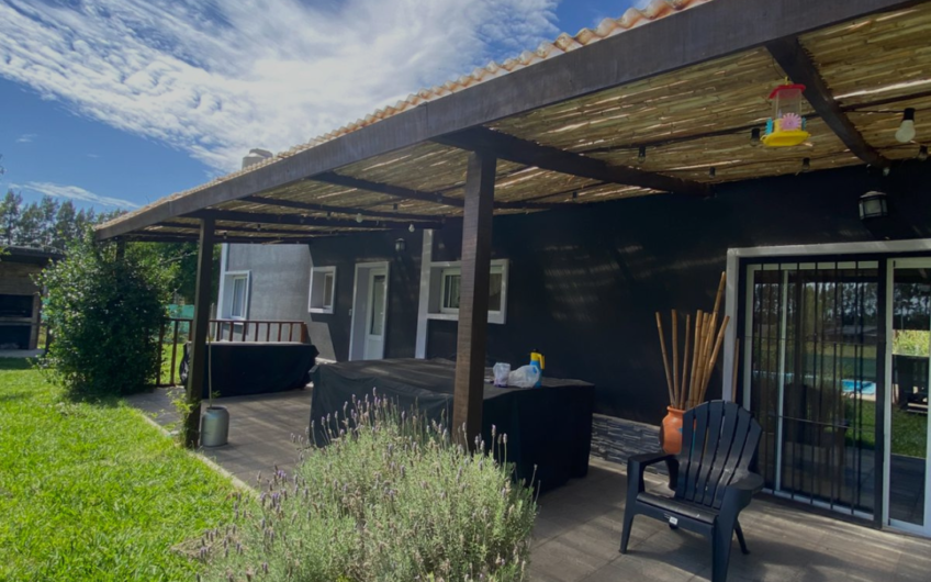Casa en venta con pileta – Pago chico