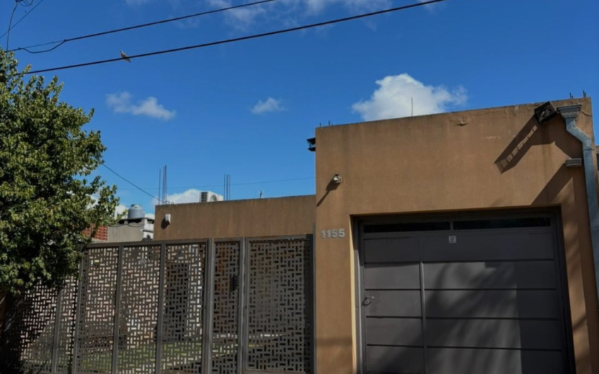 Casa en venta con pileta – Dipietri 1155