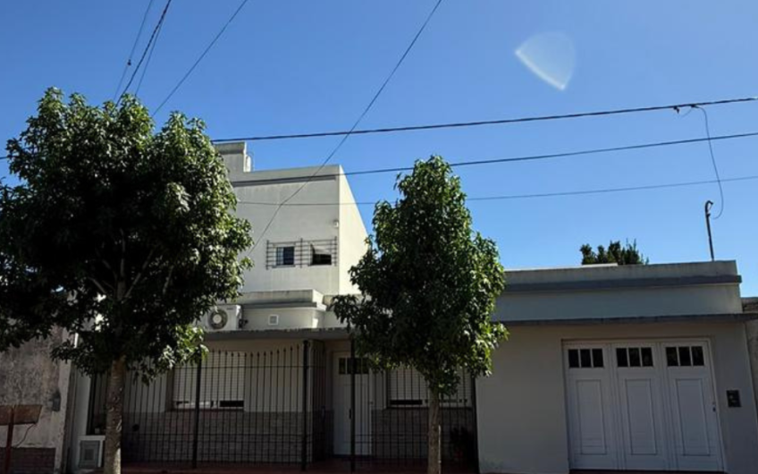 Casa en venta en Irlanda 230 con pileta, 3 dormitorios y garage doble