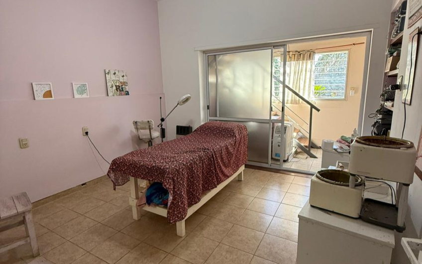 Casa en venta en Irlanda 230 con pileta, 3 dormitorios y garage doble