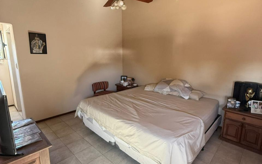 Casa en venta en Irlanda 230 con pileta, 3 dormitorios y garage doble