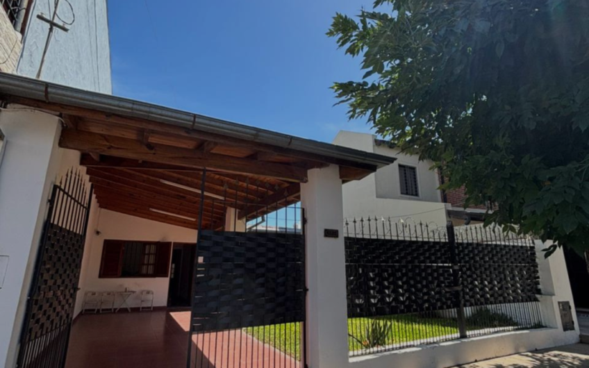 Casa en venta en Litoral 1880 – 4 dormitorios y patio amplio