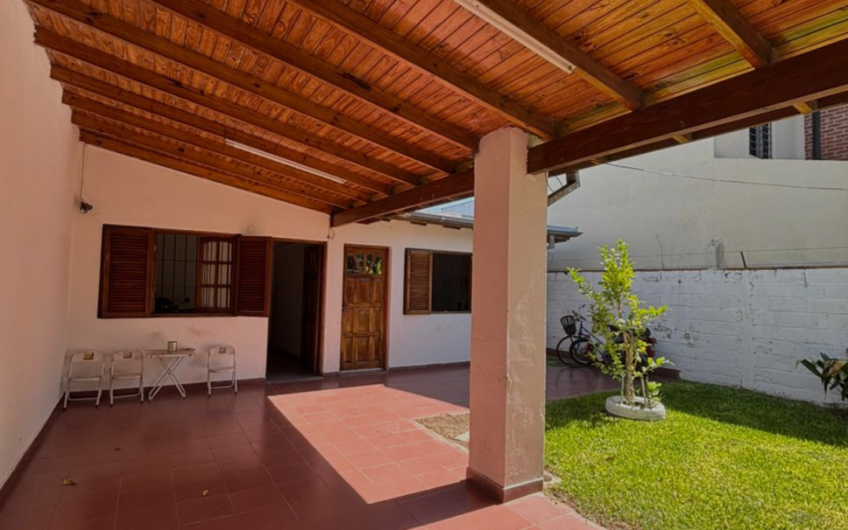 Casa en venta en Litoral 1880 – 4 dormitorios y patio amplio