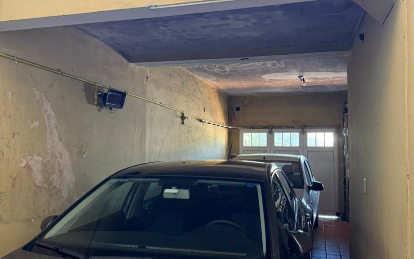 Casa en venta en Irlanda 230 con pileta, 3 dormitorios y garage doble