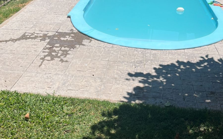 Casa en venta en Irlanda 230 con pileta, 3 dormitorios y garage doble