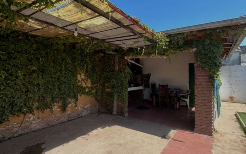 Casa en venta en Litoral 1880 – 4 dormitorios y patio amplio