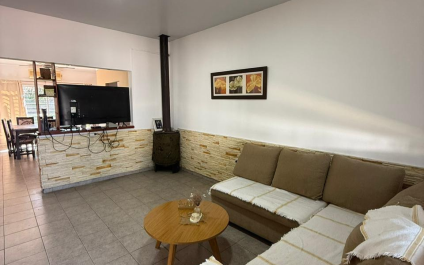 Casa en venta en Irlanda 230 con pileta, 3 dormitorios y garage doble