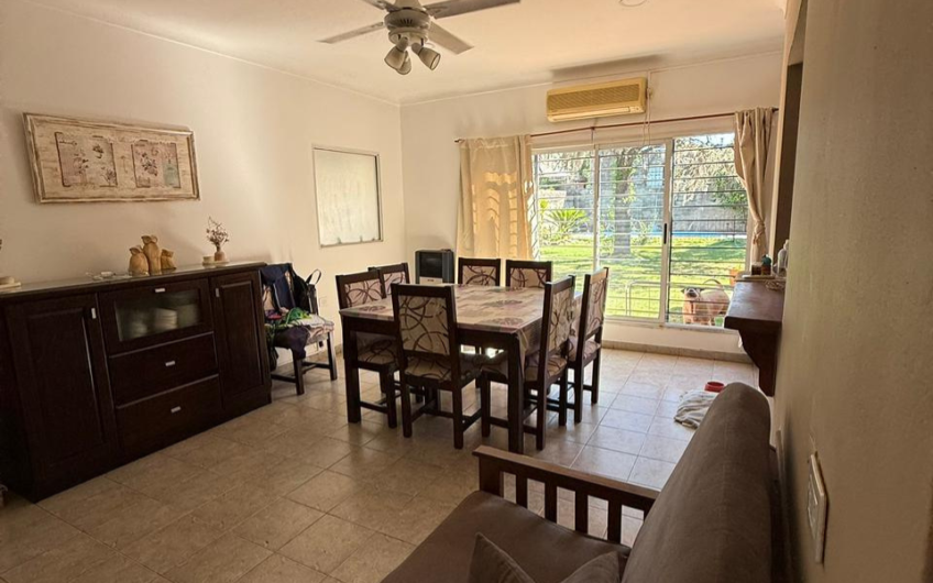 Casa en venta en Irlanda 230 con pileta, 3 dormitorios y garage doble