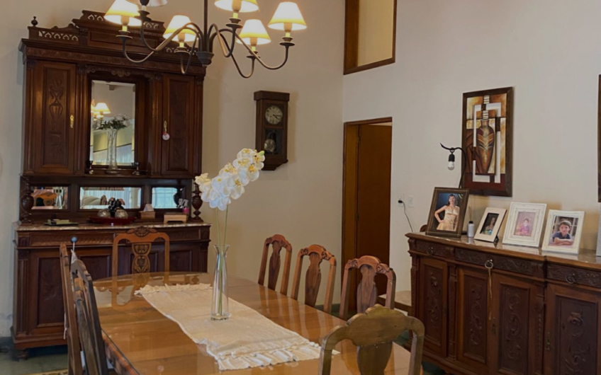 Casa en venta con piscina y amplio parque – 3 dormitorios, quincho y garage doble