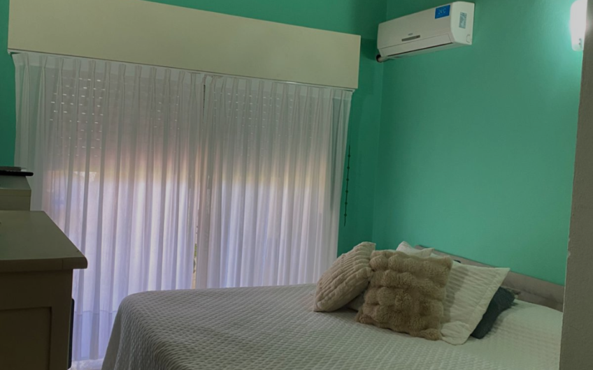 Casa en venta con piscina y amplio parque – 3 dormitorios, quincho y garage doble