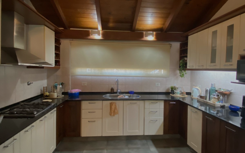 Casa en venta con piscina y amplio parque – 3 dormitorios, quincho y garage doble