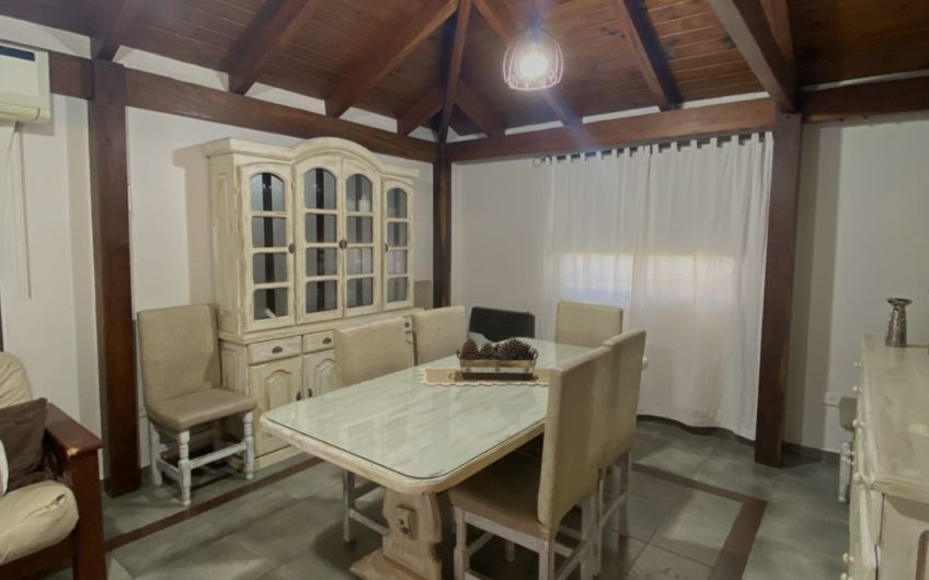 Casa en venta con piscina y amplio parque – 3 dormitorios, quincho y garage doble