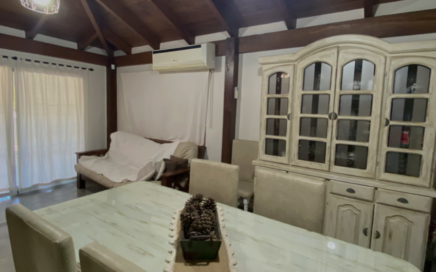 Casa en venta con piscina y amplio parque – 3 dormitorios, quincho y garage doble