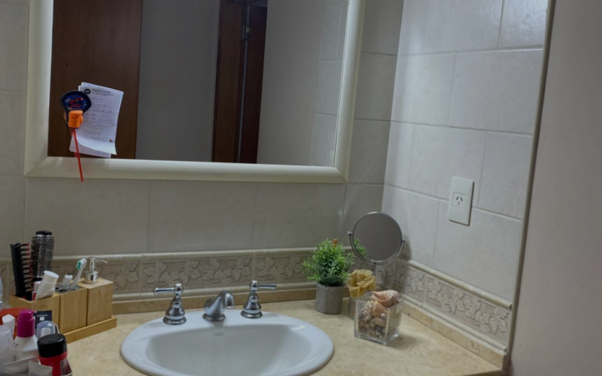 Casa en venta con piscina y amplio parque – 3 dormitorios, quincho y garage doble