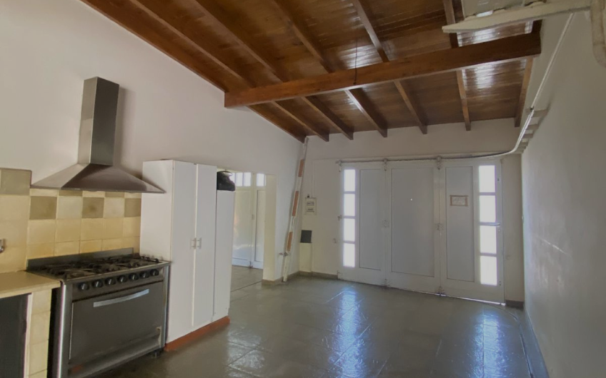 Casa en venta con piscina y amplio parque – 3 dormitorios, quincho y garage doble