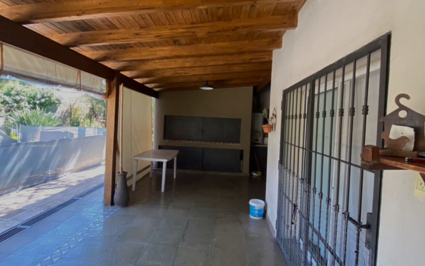 Casa en venta con piscina y amplio parque – 3 dormitorios, quincho y garage doble