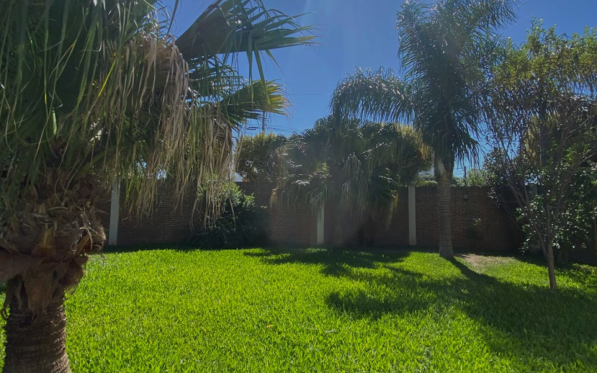 Casa en venta con piscina y amplio parque – 3 dormitorios, quincho y garage doble