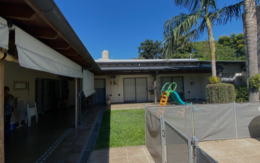 Casa en venta con piscina y amplio parque – 3 dormitorios, quincho y garage doble