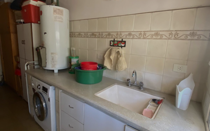 Casa en venta con piscina y amplio parque – 3 dormitorios, quincho y garage doble