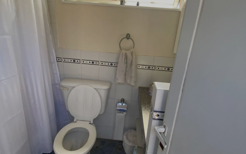 Casa en venta con piscina y amplio parque – 3 dormitorios, quincho y garage doble